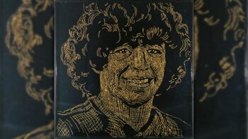 Primer plano de un retrato de hombre con cabello rizado sonriendo, realizado con líneas doradas sobre un fondo negro, en un estilo artístico detallado