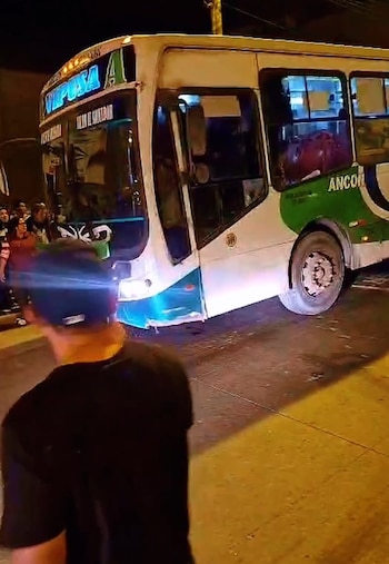 Bus de Vipusa fue atacado a balazos en Villa El Salvador: conductor recibió cinco impactos. Captura: X.