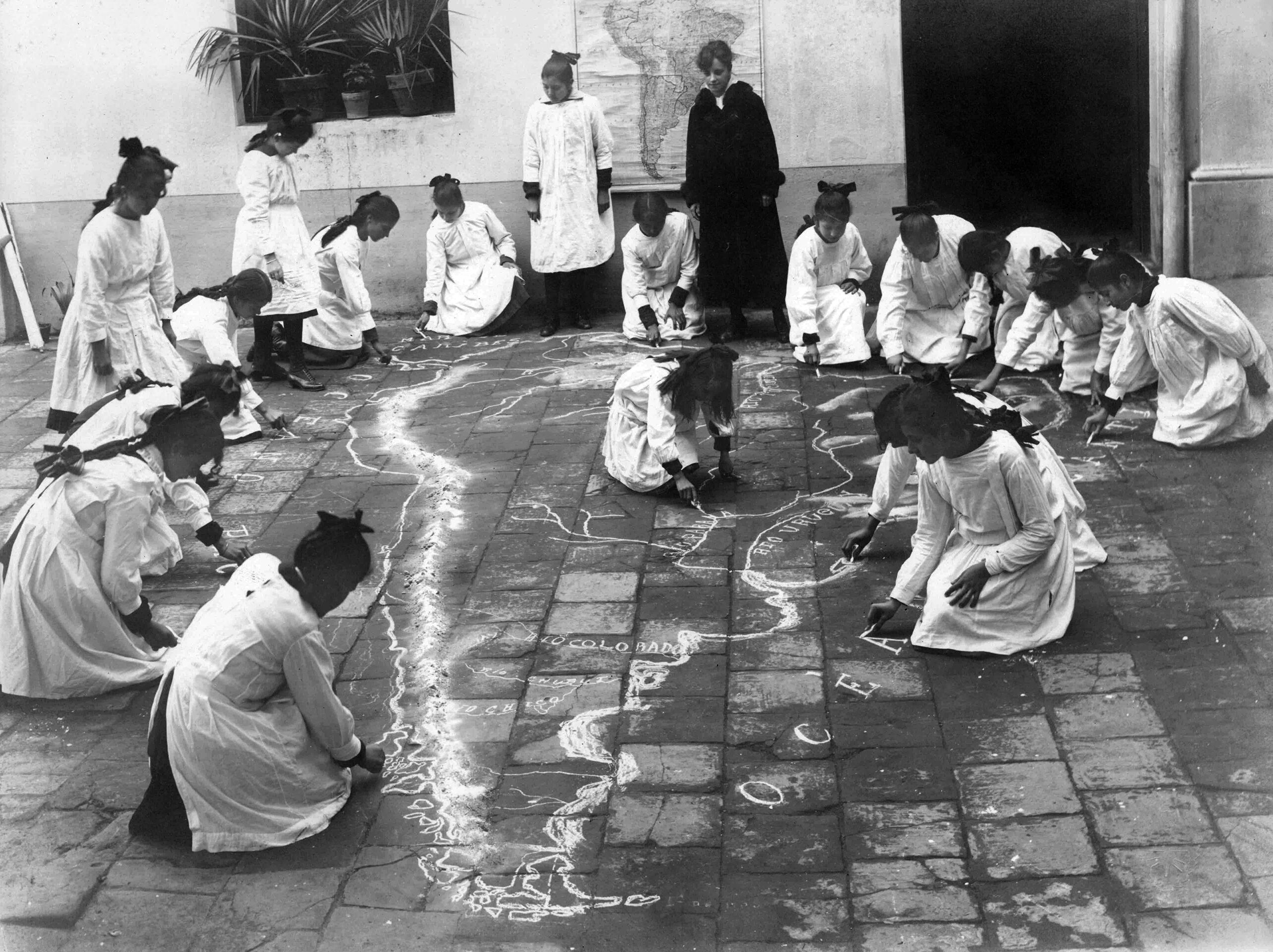Clase de geografía en la Escuela Pedagógica Sarmiento, en Tucumán. Sin fecha conocida. Fotografía: Archivo General de la Nación / Secretaría de Cultura de la Nación.