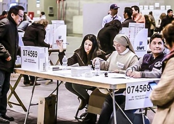 O Ministro das Relações Exteriores anunciou o novo dia de eleições para os peruanos no exterior. Navio: O Peruano.