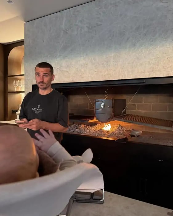 Griezmann posa en la cocina de su vivienda en Pozuelo de Alarcón. (Instagram)