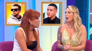 Dos mujeres sentadas en un set de televisión, con una mujer pelirroja a la izquierda y una rubia con tatuajes a la derecha. Dos retratos masculinos flotan en el fondo.