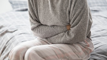 Los 5 síntomas de alerta de la enfermedad de Crohn: de dolor abdominal a estreñimiento