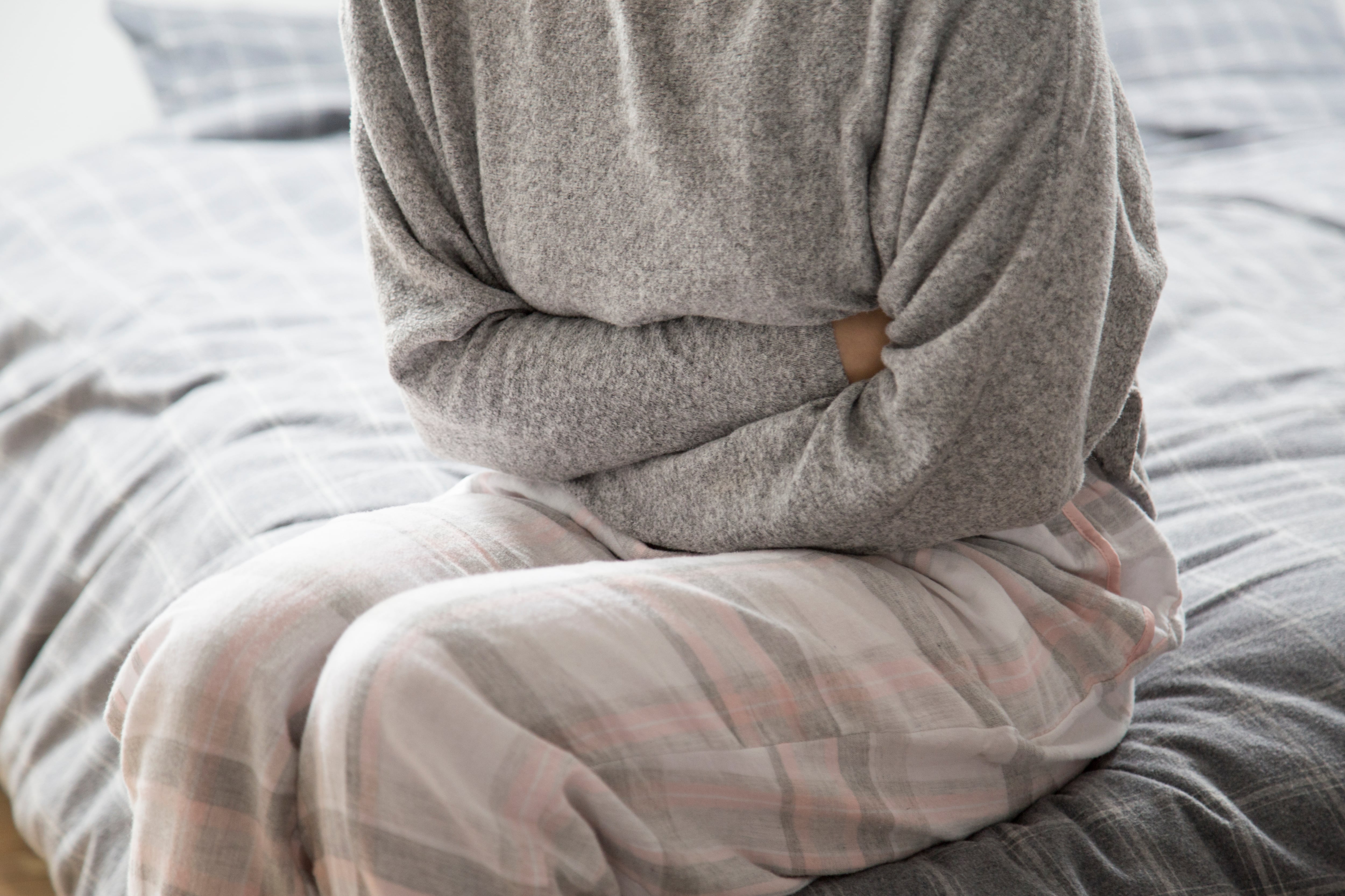 Los síntomas más frecuentes son dolor abdominal superior, ardor, náuseas y sensación de llenura temprana (Freepik)