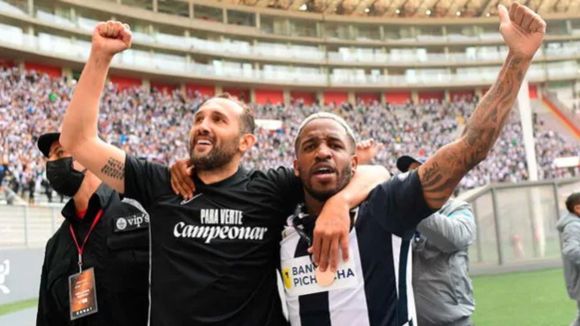 Hernán Barcos y Jefferson Farfán celebrando el título del 2021 en el estadio Nacional.