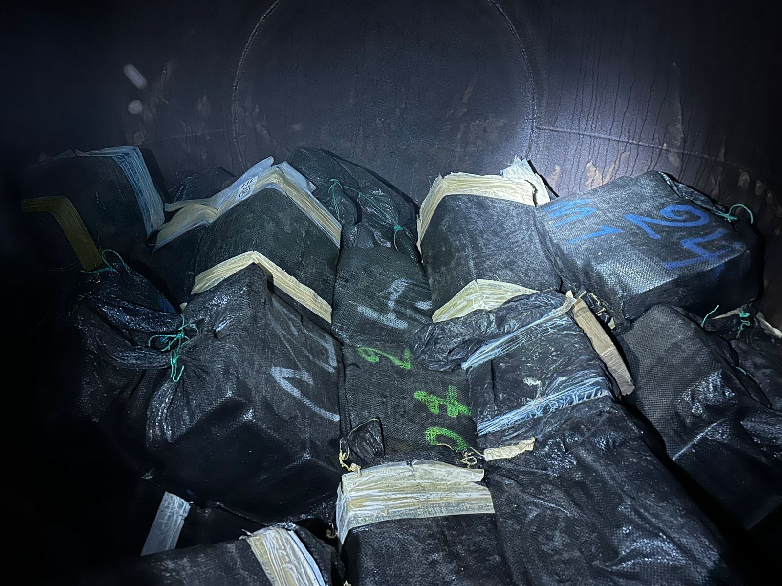 Durante la revisión del vehículo, los soldados detectaron una caleta oculta en la quinta rueda, específicamente en el sistema de enganche entre el cabezote y el tráiler - crédito Ejército Nacional