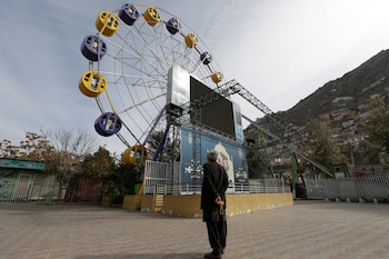 Un hombre afgano se encuentra