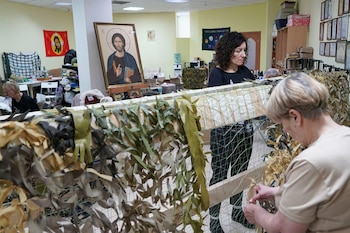 Voluntarios cosen redes antidrones y