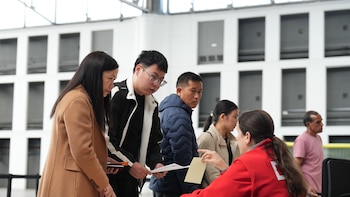 Casi 160.000 extranjeros ya cotizan tras la regularización: hostelería, comercio y construcción concentran las altas en la Seguridad Social