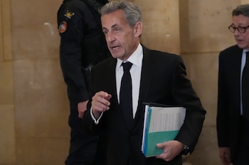 El expresidente de Francia, Nicolas Sarkozy, llega a la corte de apelaciones en París, Francia, el lunes 16 de marzo de 2026, para su juicio por financiamiento ilegal en su campaña presidencial de 2007 por parte del gobierno del fallecido líder libio Moammar Gadhafi. (AP Foto/Thibault Camus)