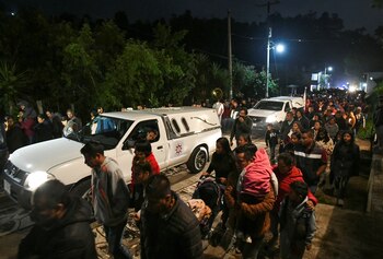 Familiares y amigos caminan por