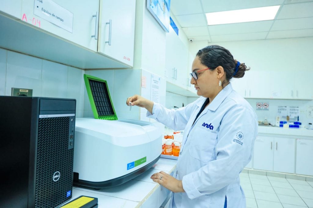 La Administración Nacional de Acueductos y Alcantarillados inauguró el Laboratorio de Calidad del Agua de la Región Oriental con una inversión superior a dos millones de dólares. (Foto cortesía Secretaría de Prensa)