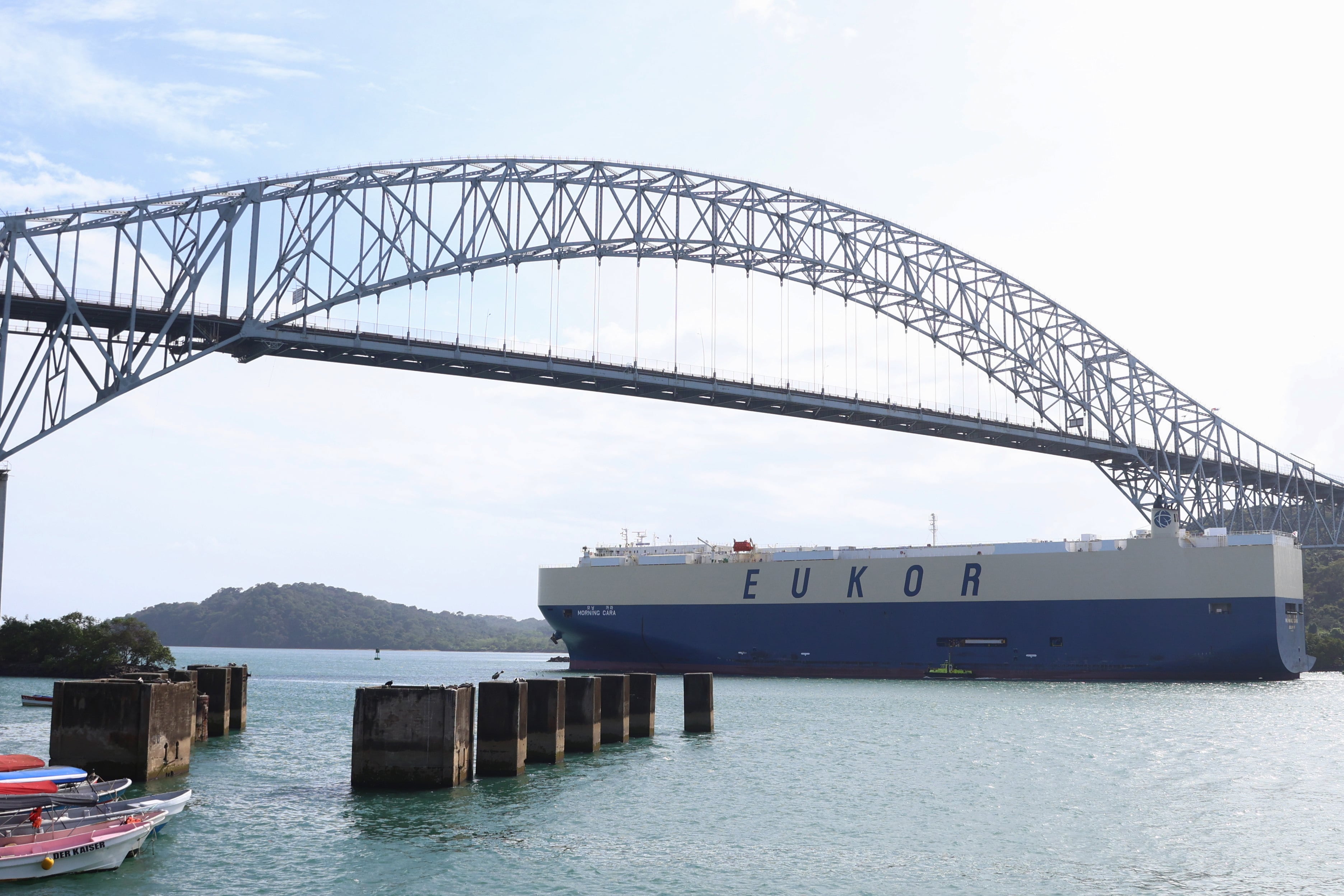 La Autoridad del Canal de Panamá busca diversificar sus fuentes de ingresos mediante nuevos proyectos portuarios, energéticos y logísticos, más allá del cobro de peajes por tránsito de buques. EFE/ Carlos Lemos.