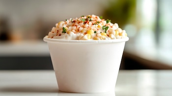 Imagen de esquites con chile, epazote, mayonesa y queso rallado. Otras opciones: antojito mexicano, comida callejera, maíz preparado. - (Imagen Ilustrativa Infobae)