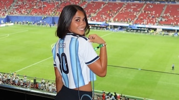 Antonela Roccuzzo conquista la moda casual: los accesorios y el outfit que deslumbraron en el partido de Argentina