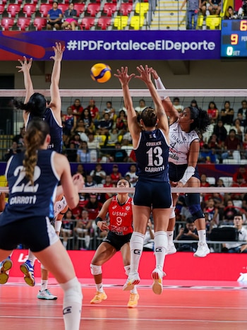 San Martín venció 3-0 a Gimnasia y Esgrima La Plata en la 'Gala Santa' con Brenda Lobatón como figura.