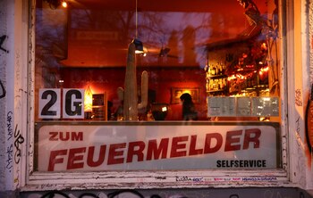 Las reglas de "2G" se extienden en los comercios del país: presentar una prueba de vacunación o de haberse recuperado del virus (Reuters)
