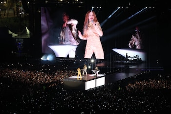 Shakira actúa en un concierto