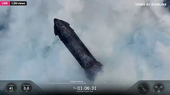 Captura de pantalla de un Starship de SpaceX oscuro y tubular descendiendo entre nubes o humo blanco con telemetría de transmisión en vivo en la parte inferior