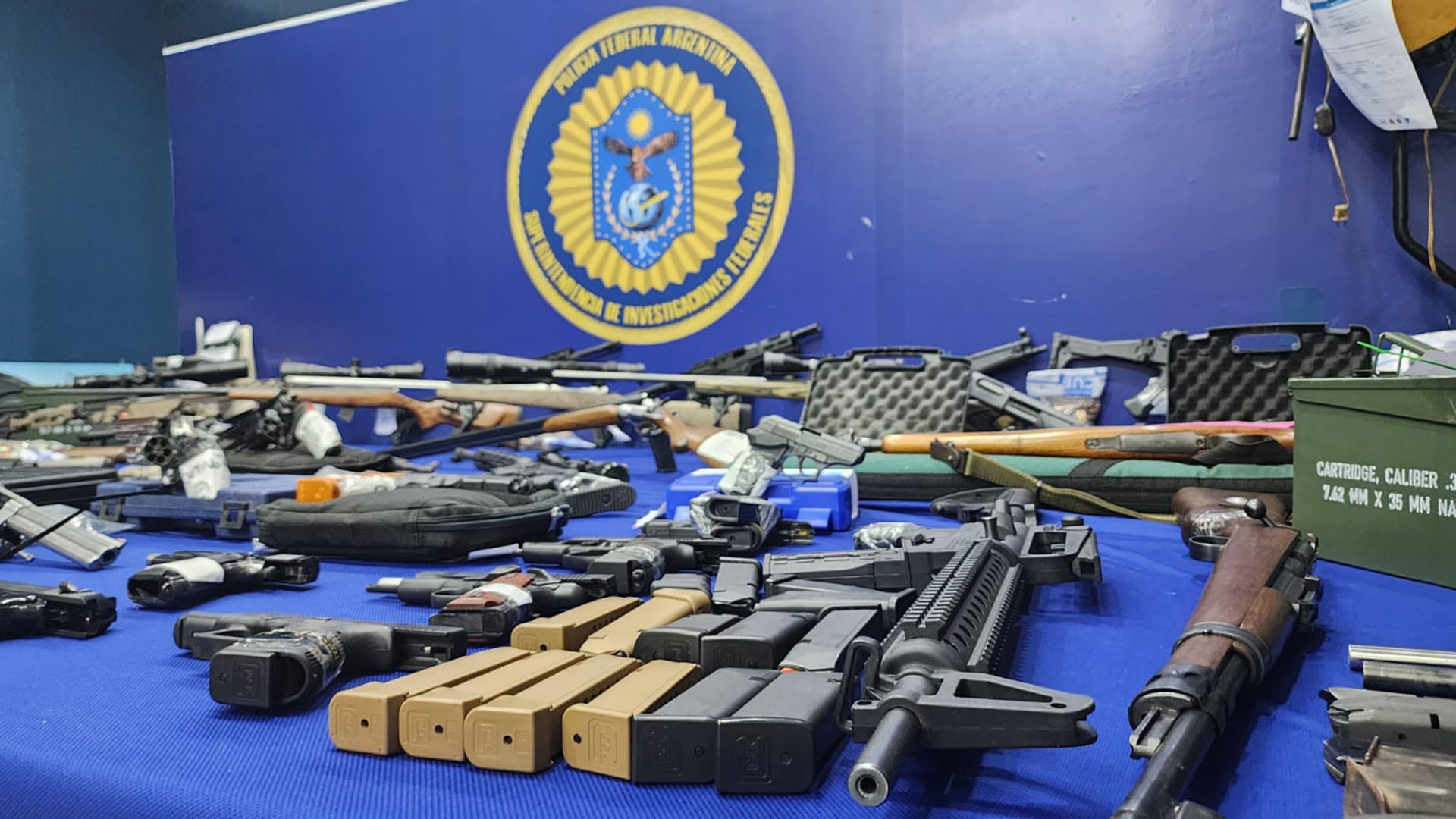 La Policía Federal Argentina exhibe el impresionante arsenal incautado a los líderes de una banda dedicada al desvío de armas al mercado negro, resultado de una exitosa operación.