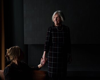 Eeva Valtonen con su nieta