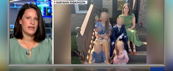 Captura de pantalla dividida con una mujer a la izquierda y una foto de la misma mujer con cinco niños de rostros borrosos a la derecha