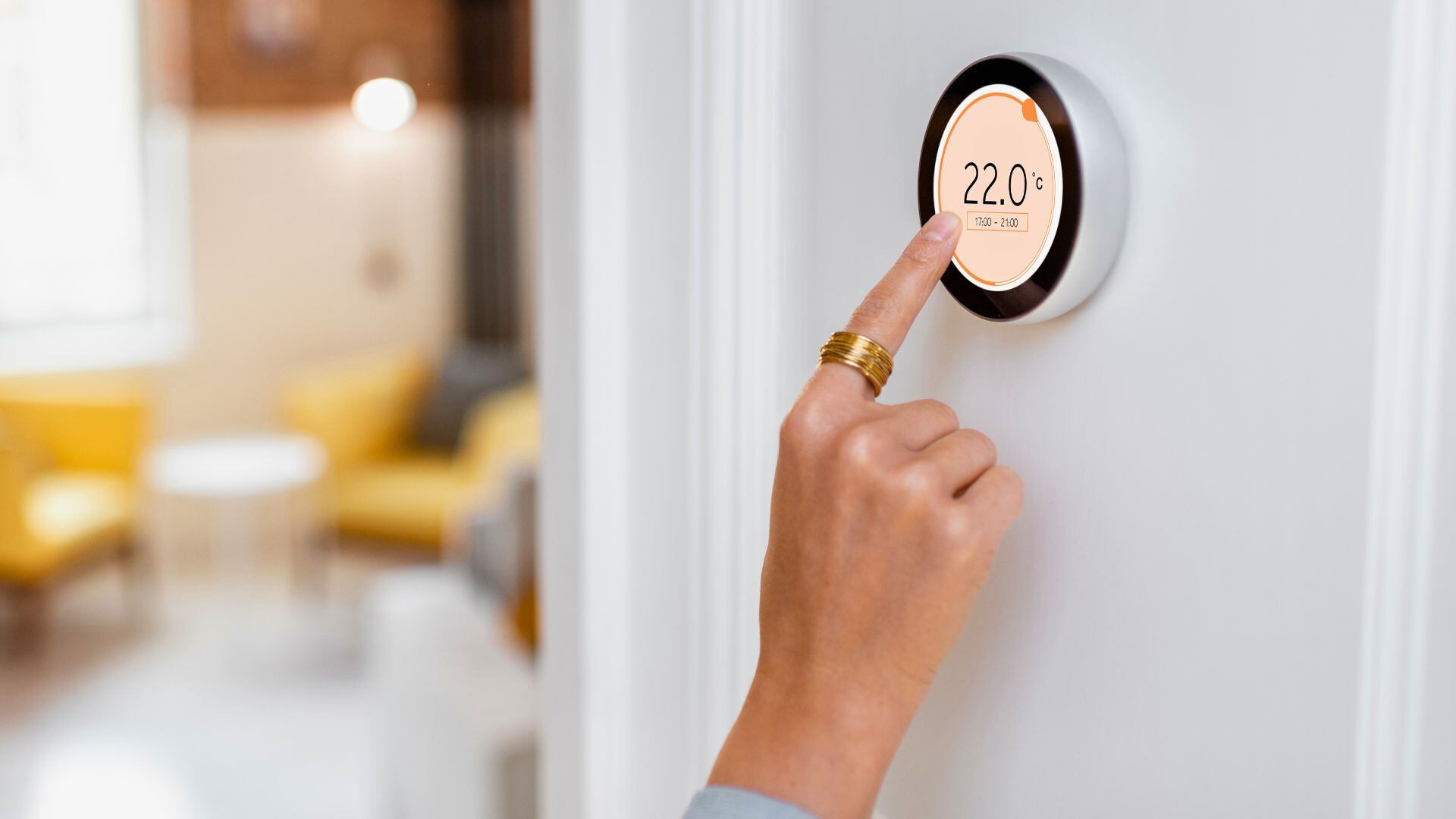 Una mujer pone la calefacción a 22 grados en invierno (Canva)
