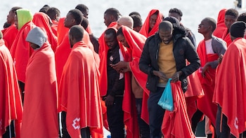 Interceptan una patera con 53 migrantes a bordo en aguas próximas a la isla de Lanzarote