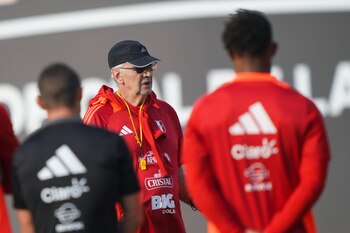 Fossati dando la última charla