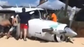Avioneta aterriza de emergencia en una playa de Puerto Escondido, Oaxaca