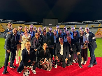 Los novios y sus invitados