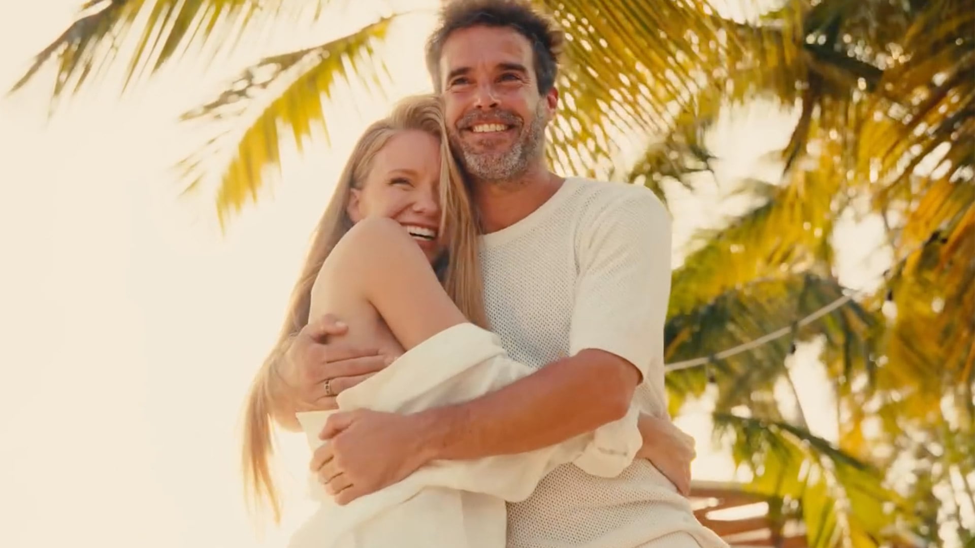 En calma y sin testigos, Nicolás Cabré y Rocío Pardo contemplan la vista abrazados