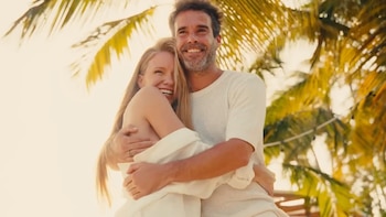 Así es la exclusiva luna de miel de Nicolás Cabré y Rocío Pardo en Aruba: romanticismo y besos al lado del mar