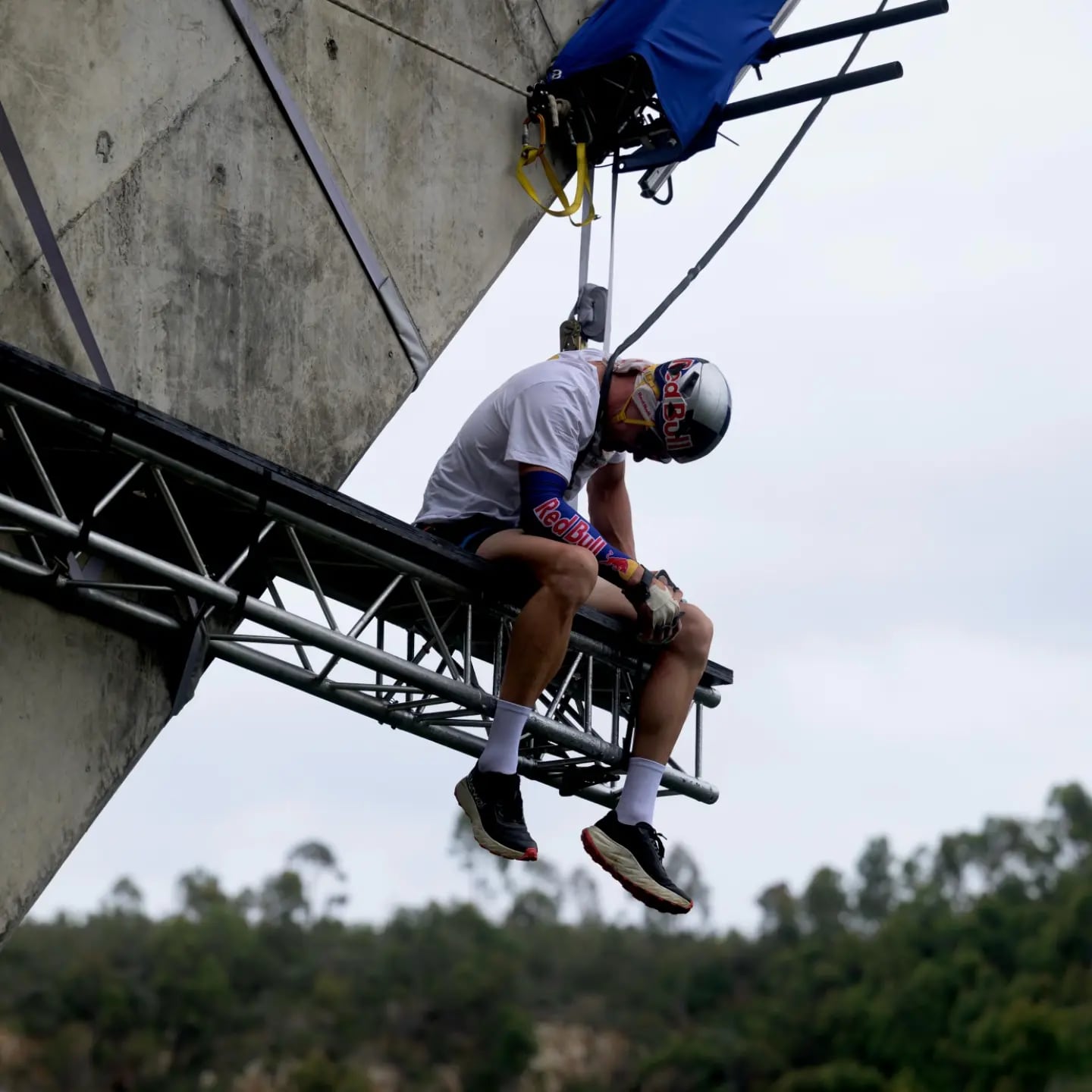 Al llegar a la corona plana del puente, el sudafricano dividió el objetivo en metas pequeñas y comunicó por radio cada punto a Richard Lievaart (@thomas_ocr)