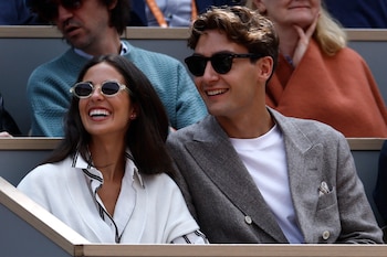 El piloto de F1 George Russell y su novia Carmen Montero Mundt en las gradas durante la final entre el español Carlos Alcaraz y el italiano Jannik Sinner (REUTERS/Stephanie Lecocq).
