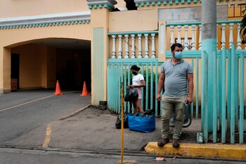 Personas con tapabocas son vistas