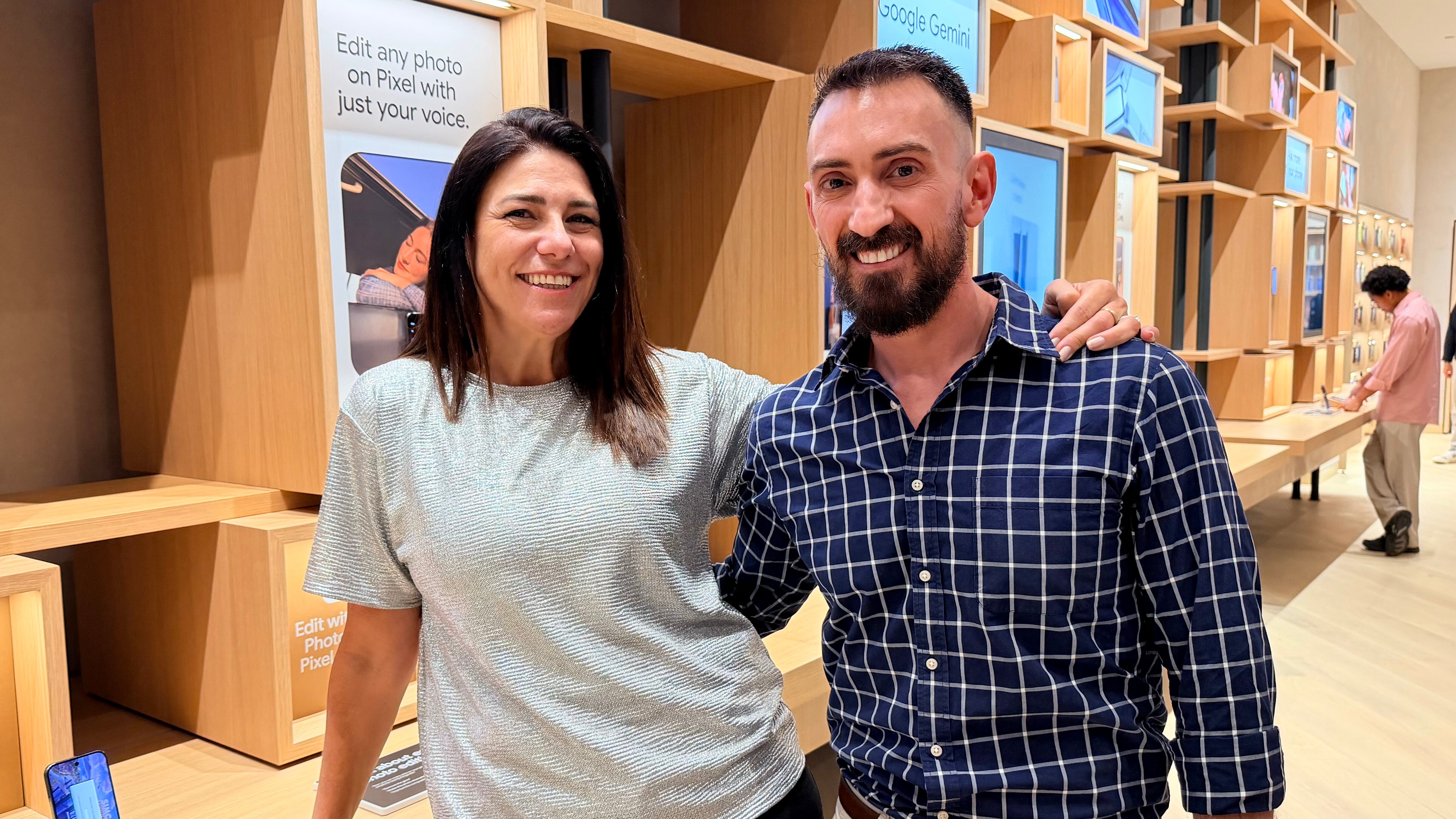 Florencia Sabatini, directora de Comunicaciones de Google, junto a Juan Martín Díaz, durante la apertura de la Google Store en Aventura Mall.