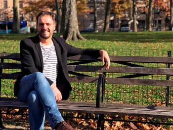 Fotograf�a personal cedida donde aparece el autor vasco Kirmen Uribe, Premio Nacional de Narrativa de 2009, quien vive en Manhattan, a donde se mud� con toda la familia cuando le concedieron la prestigiosa beca Cullman de la Biblioteca de Nueva York hace dos a�os. EFE/Kirmen Uribe