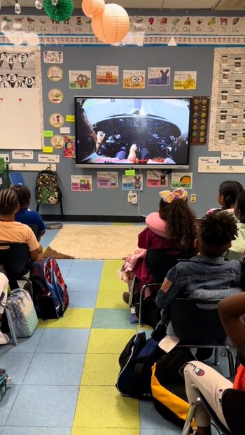 La profesora de primaria llevó