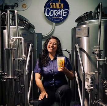 La experiencia de Cecilia Cruz Palma en biotecnología y ciencias cerveceras en Alemania impulsa la calidad de Santo Coraje./(Redes de Santo Coraje)