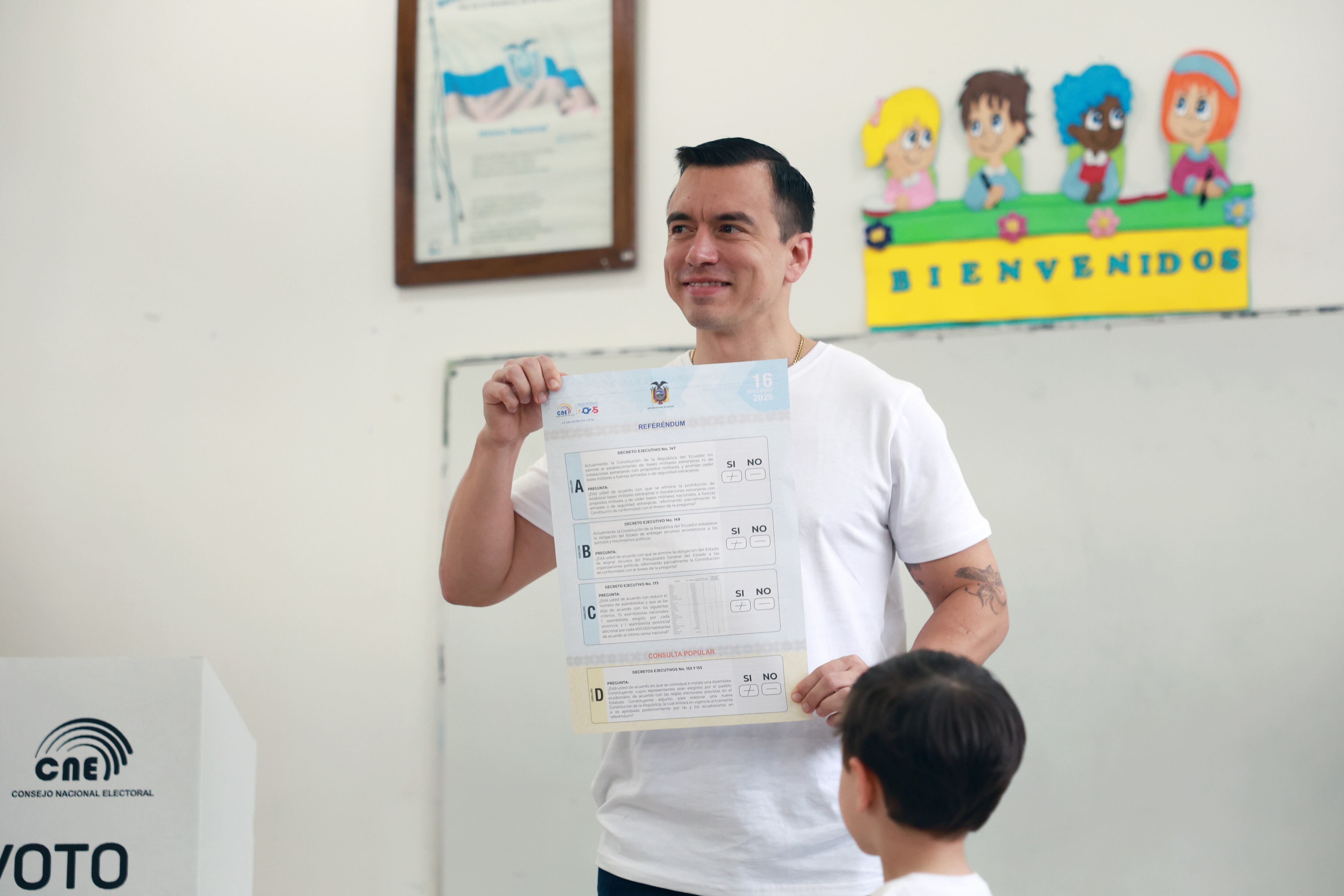 El presidente de Ecuador, Daniel Noboa, posando después de votar para el referéndum en Quito (EFE/ Gianna Benalcazar)