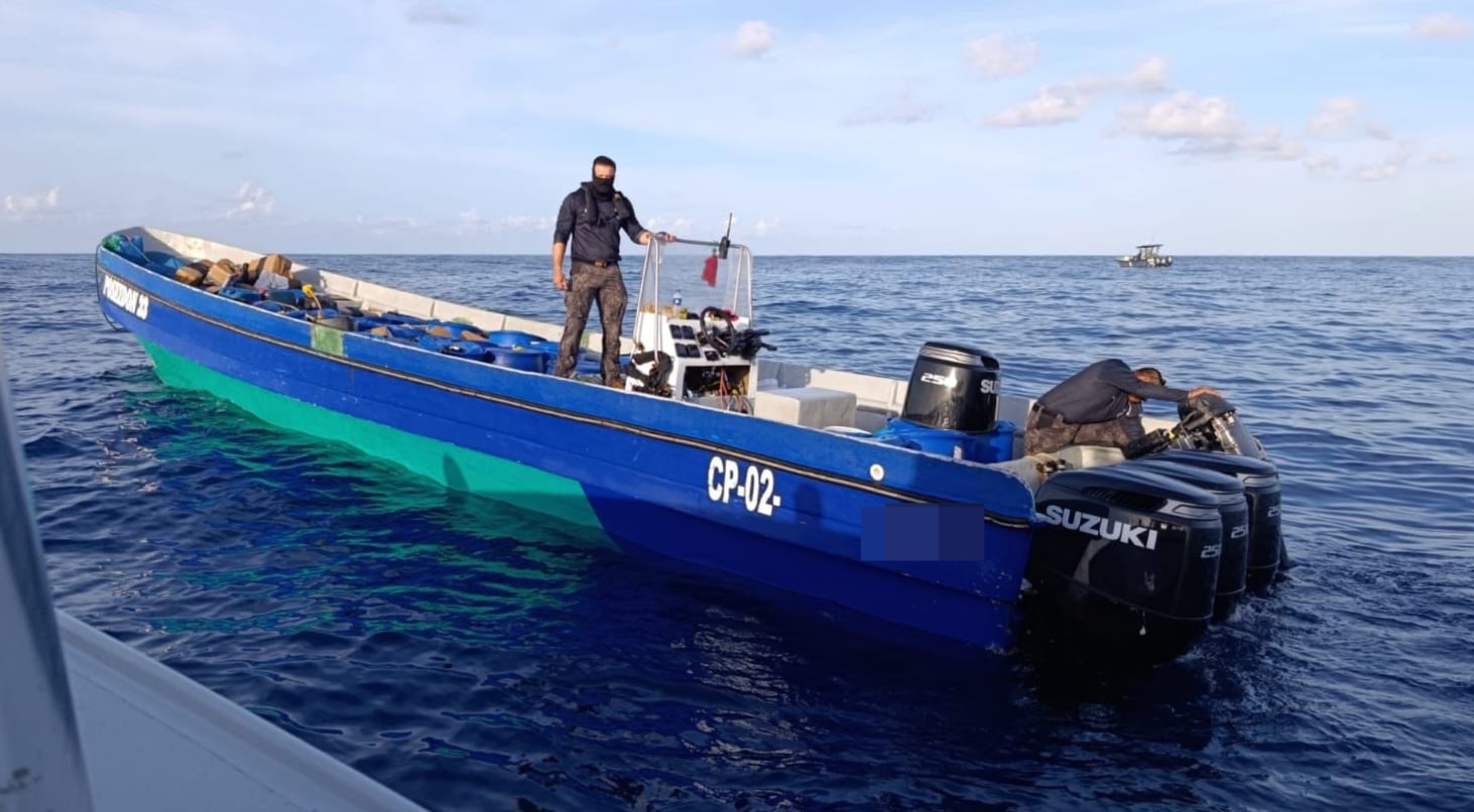 La embarcación fue trasladada a Puntarenas para las diligencias judiciales. Cortesía: Ministerio de Seguridad Pública