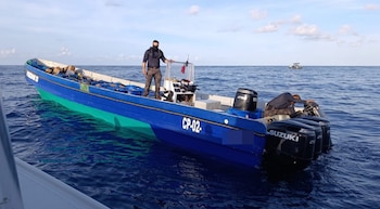 La embarcación fue trasladada a Puntarenas para las diligencias judiciales. Cortesía: Ministerio de Seguridad Pública