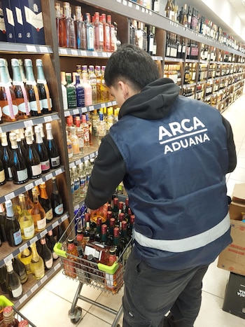 La Aduana realizó un operativo para evitar el contrabando de bebidas alcohólicas en todo el país