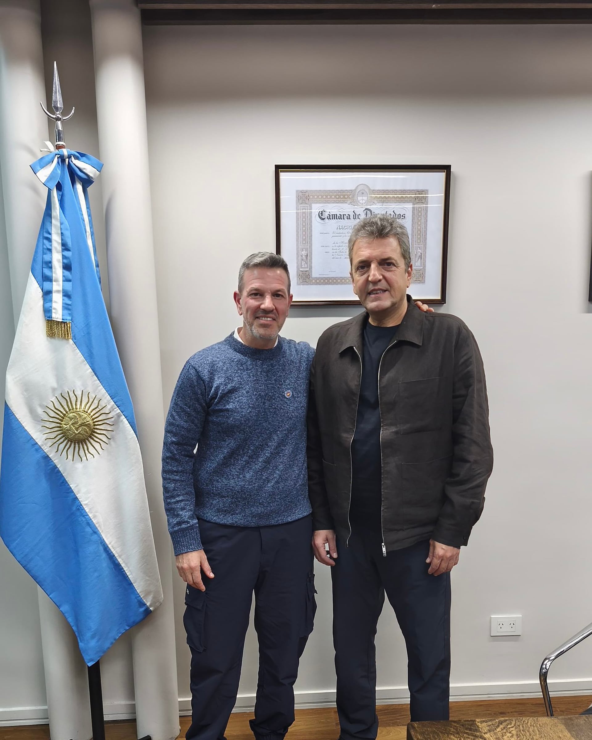 Sergio Massa posa junto a Maximiliano Sciani, intendente de Roque Pérez