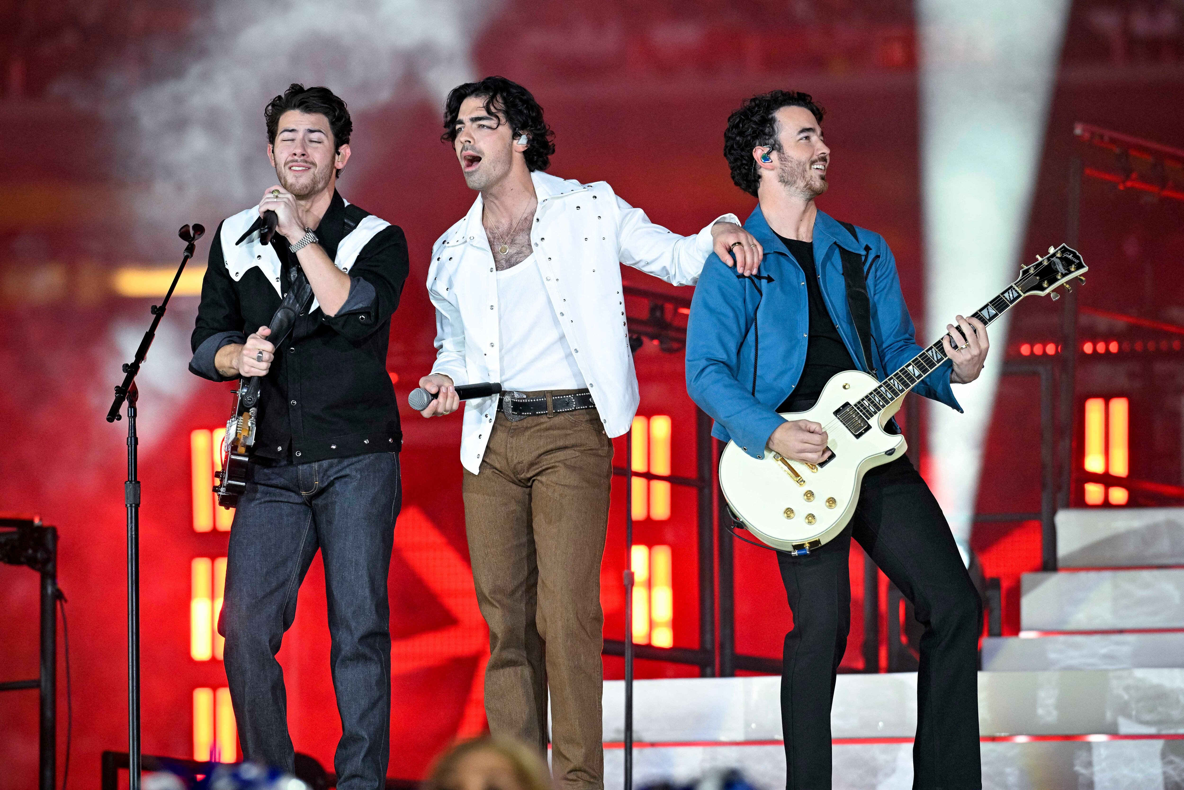 Toque western contemporáneo en concierto, fusionando elementos tradicionales vaqueros con detalles modernos (USA TODAY Sports)