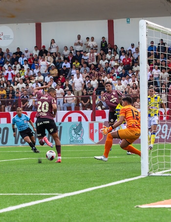 El golazo de taco de Alex Valera tras jugadón de César Inga en Universitario vs FC Cajamarca. - créditos: Liga 1