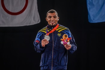 Julián Horta ganó medalla de plata en la competencia de 67 kilogramos de la lucha grecorromana - crédito Comité Olímpico Colombiano