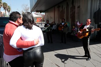 Una pareja escucha música de