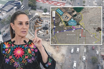 Claudia Sheinbaum hablando en un podio con micrófonos, con un sitio de construcción circular y un mapa de infraestructura acuática en el fondo.